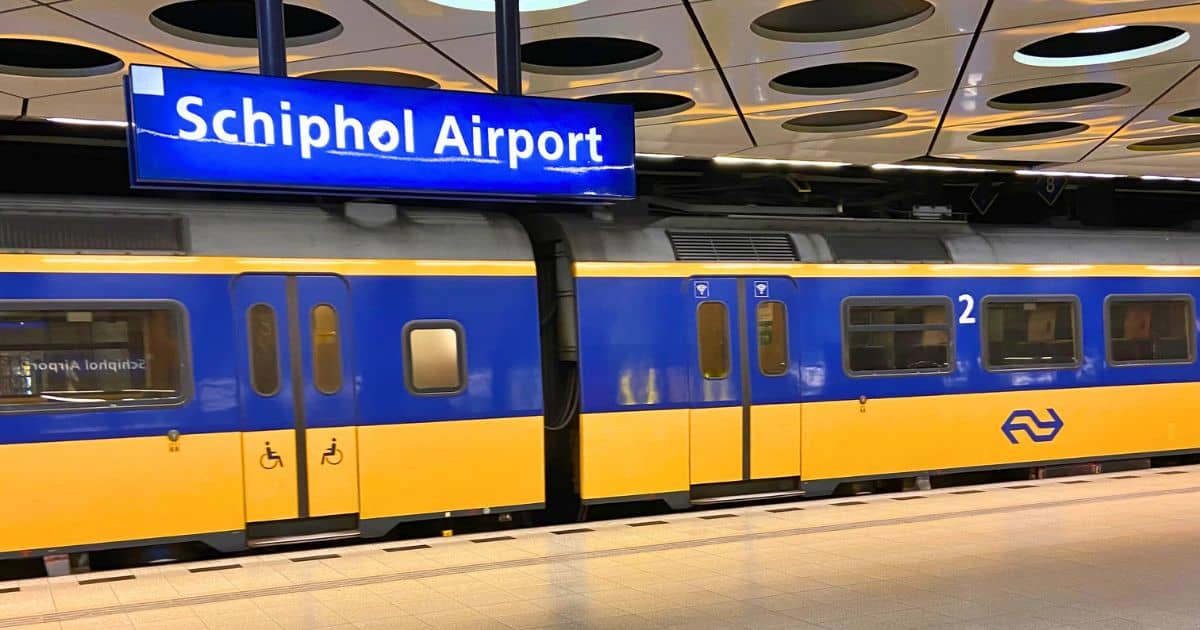 Train pour Amsterdam Centraal partant du quai de l'aéroport de Schiphol Amsterdam.