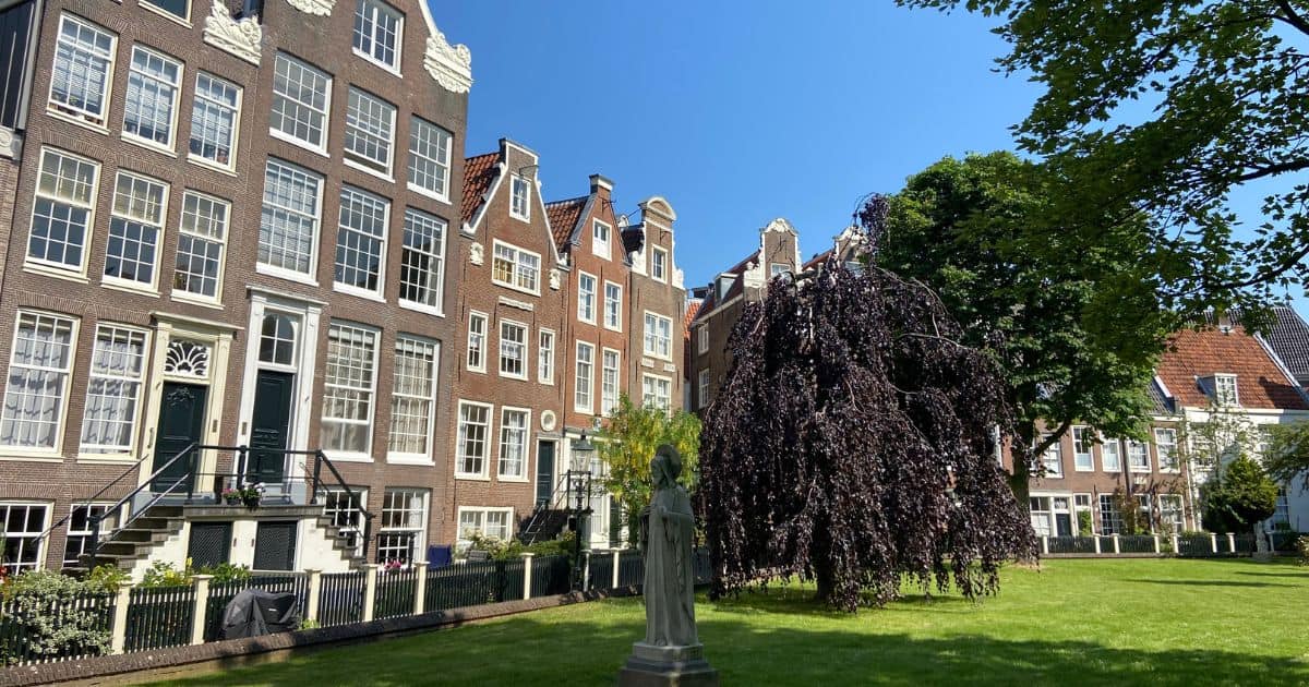 Begijnhof Amsterdam. Cour intérieure cachée au centre d'Amsterdam.