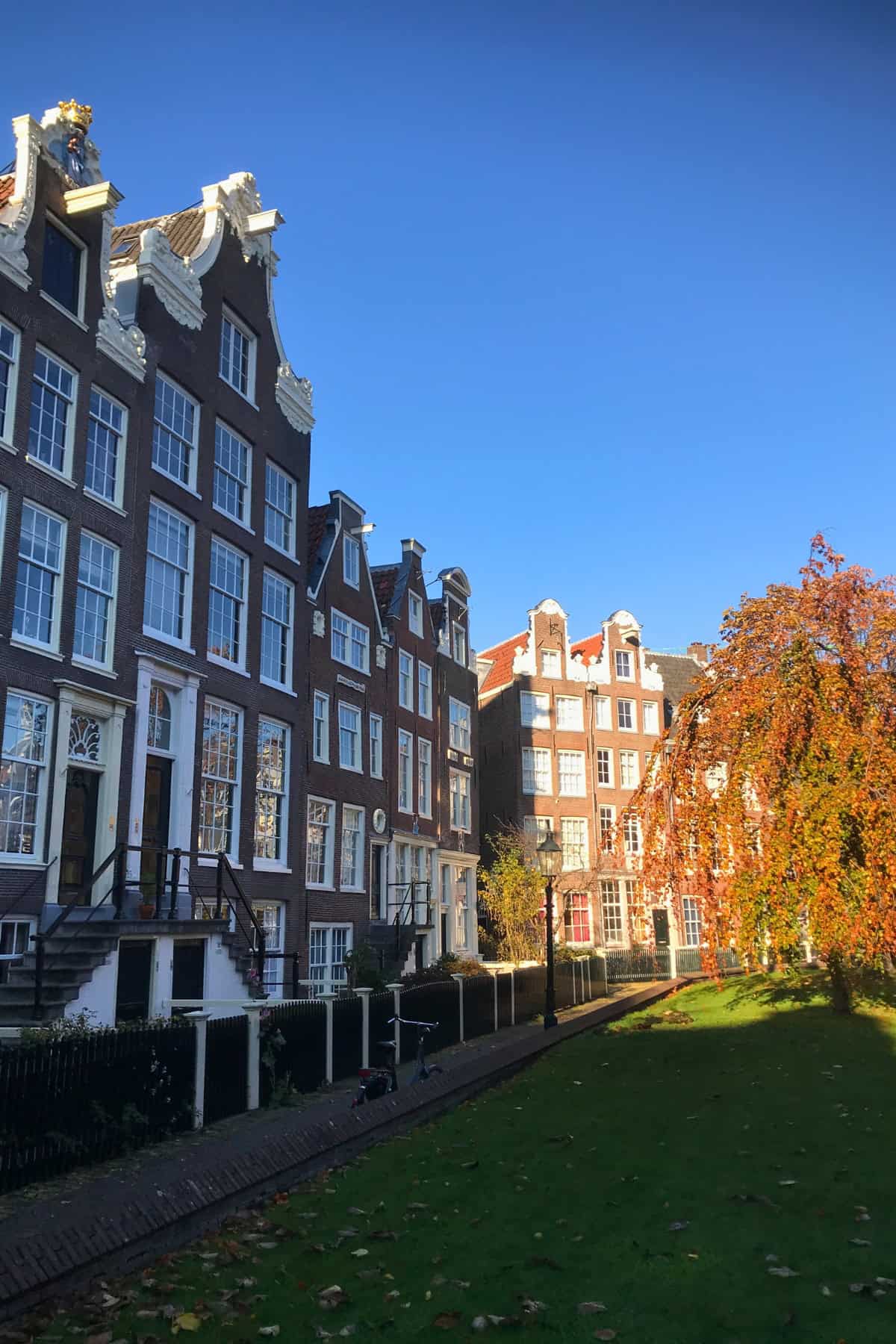 Begijnhof Amsterdam. Cour intérieure cachée au centre d'Amsterdam.