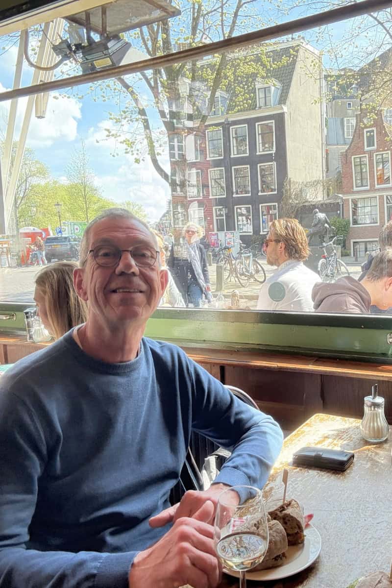 Amsterdam est connu pour ses cafés bruns chaleureux.