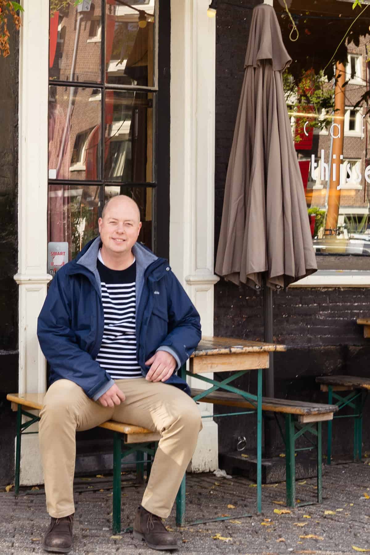 Gerrit devant un café au Noordermarkt.