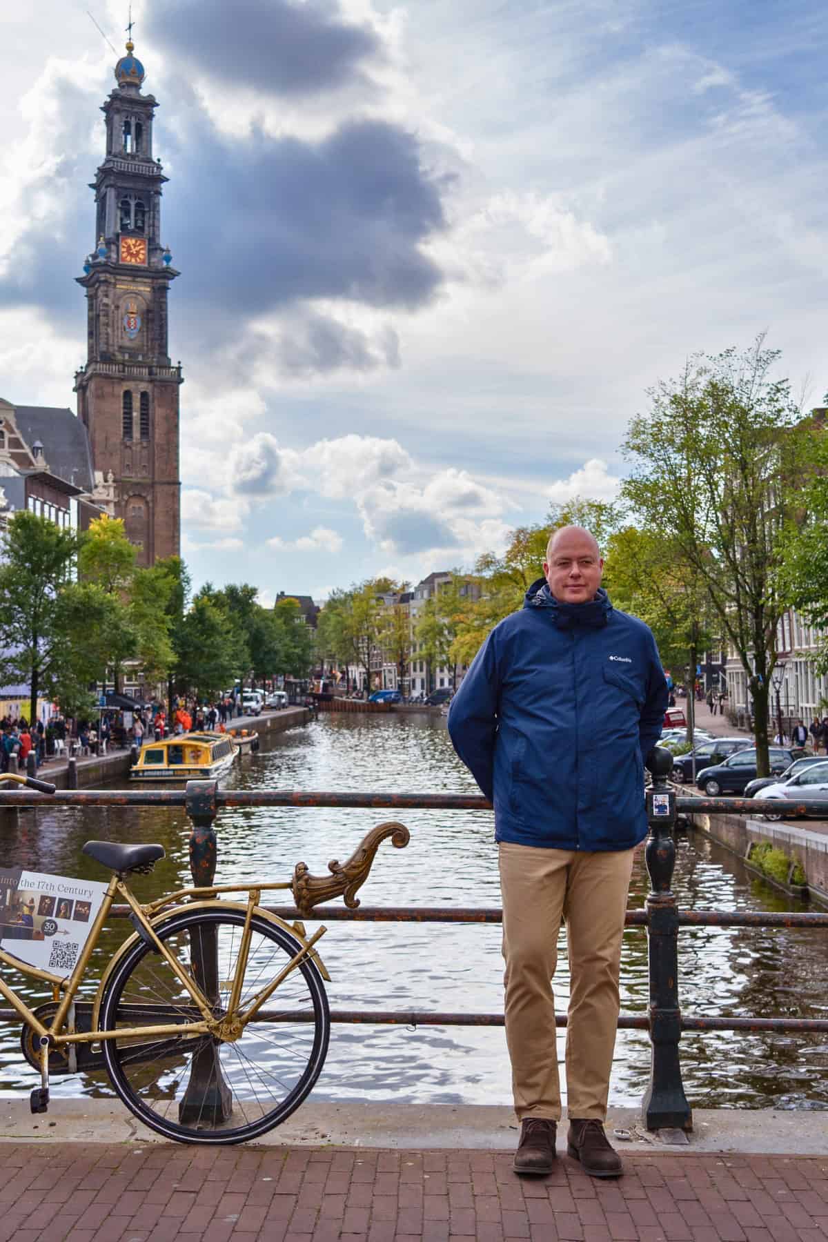 Gerrit sur un pont devant la Westertoren à Amsterdam.