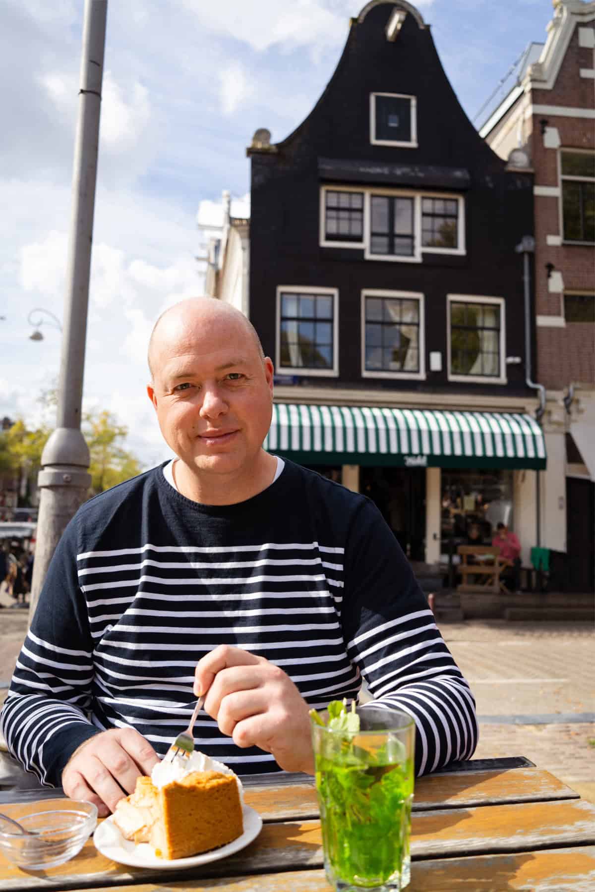 Gerrit savoure une tarte aux pommes à Amsterdam.