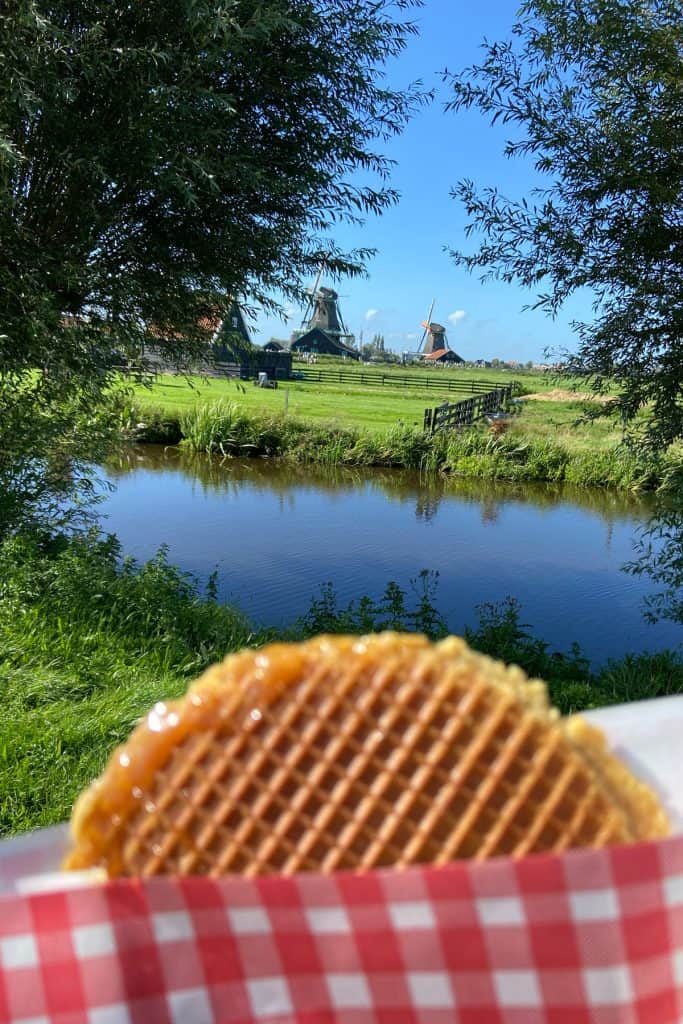 J'ai savouré un stroopwafel chaud et délicieux à Zaanse Schans lors de ma visite avec Go City.