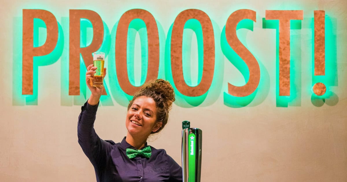 Une de tes bières Heineken gratuites au bar Heineken de la Heineken Experience Amsterdam.