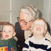 Ma grand-mère, mon petit frère et moi.
