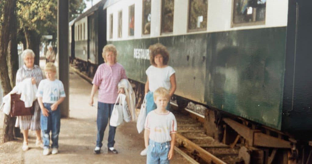 À propos du Amsterdam Conceils : Ma grand-mère m'a inspiré pour créer ce site. De gauche à droite : ma grand-mère, moi, ma tante, ma mère et mon frère.