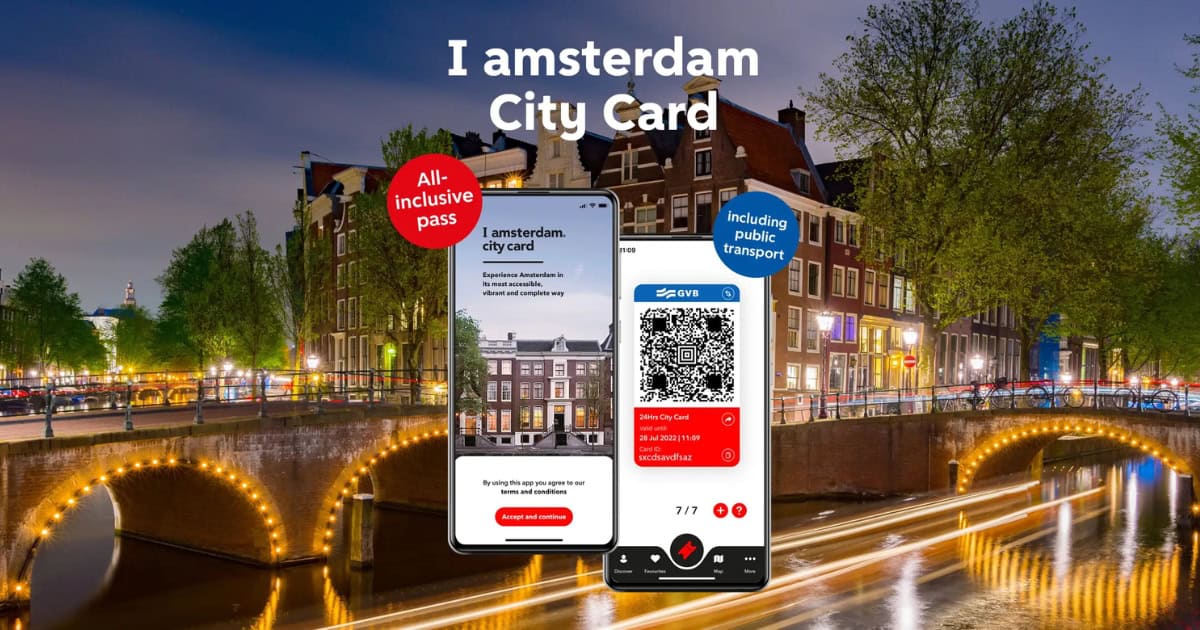Image promotionnelle de la I Amsterdam Card avec l'application sur un téléphone et les canaux d'Amsterdam en arrière-plan. La I Amsterdam Card vaut-elle le coup ?