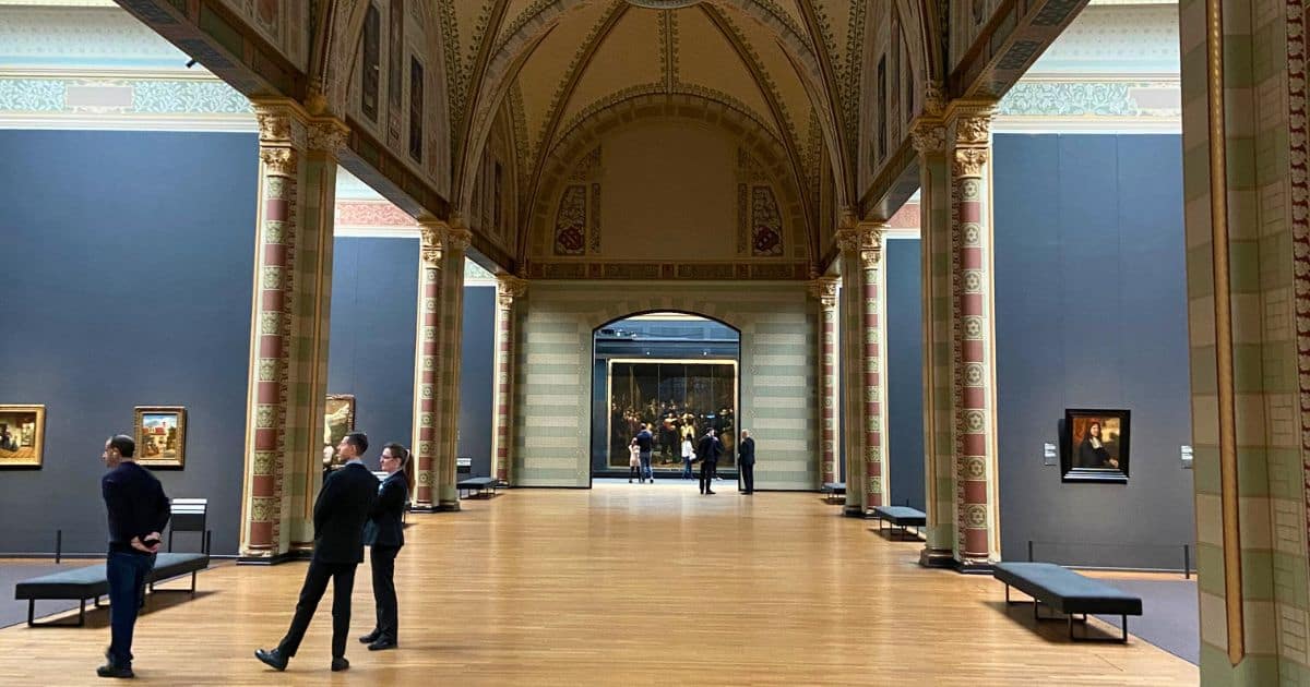 La Galerie d'honneur vide du Rijksmuseum. L'un des meilleurs musées d'Amsterdam.