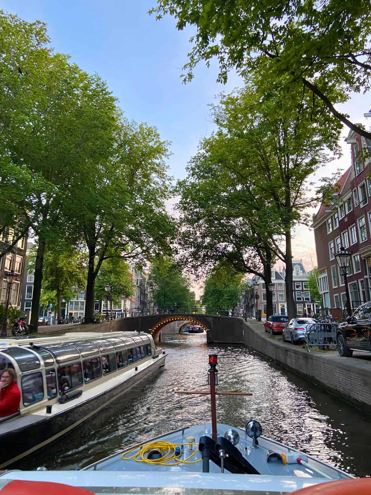 Je suis en croisière sur les canaux d'Amsterdam.